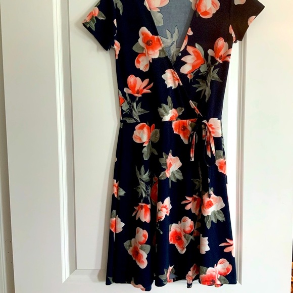 V Neck Short Sleeve Wrap Dress - Picture 3 of 9